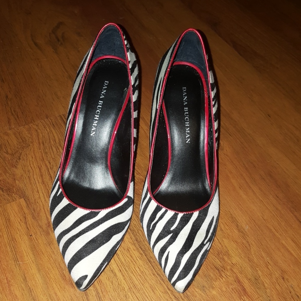 Dana Buchman Pumps